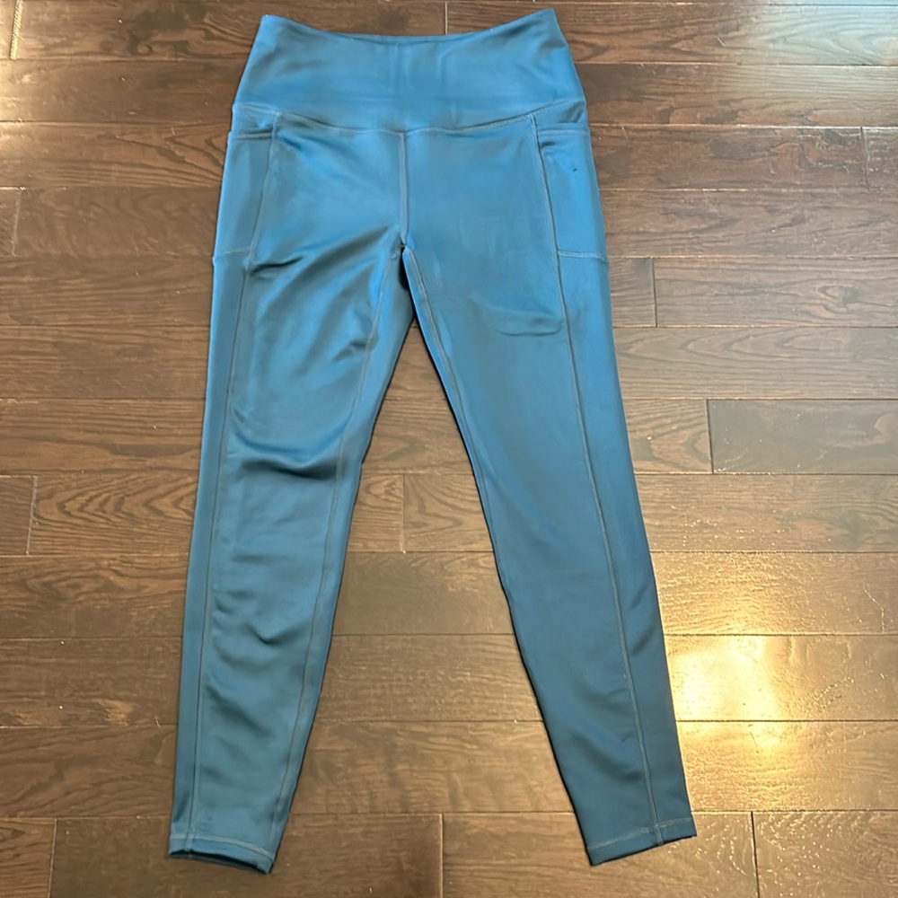 Women’s Spyder workout leggings.